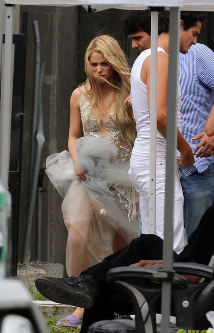 Bồ Gerard Pique không màng đám cưới - 4 Shakira tại trường quay clip mới ngày 17/6.