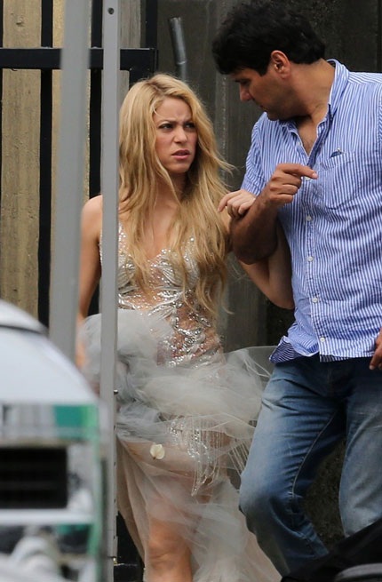 Bồ Gerard Pique không màng đám cưới - 5 Shakira tại trường quay clip mới ngày 17/6.