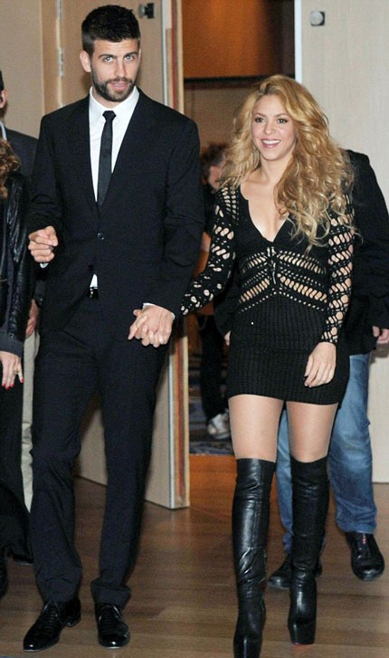 Bồ Gerard Pique không màng đám cưới - 2 Shakira và bạn trai kém 10 tuổi