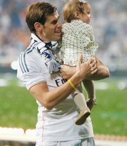 Gareth Bale bế bồng con gái cưng trước khi thi đấu