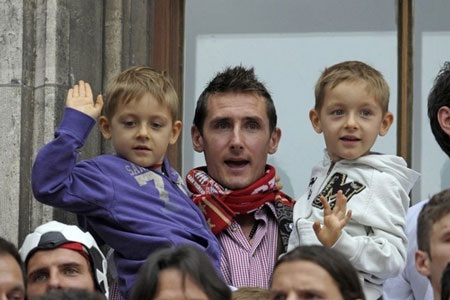 Seven Gerrard cùng ba cô con gái giống hệt cha ruột