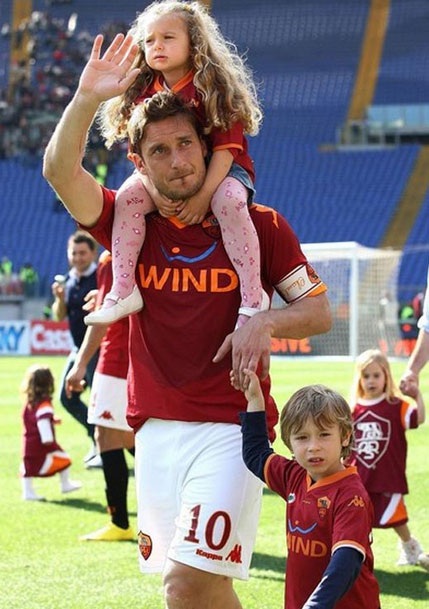 Seven Gerrard cùng ba cô con gái giống hệt cha ruột