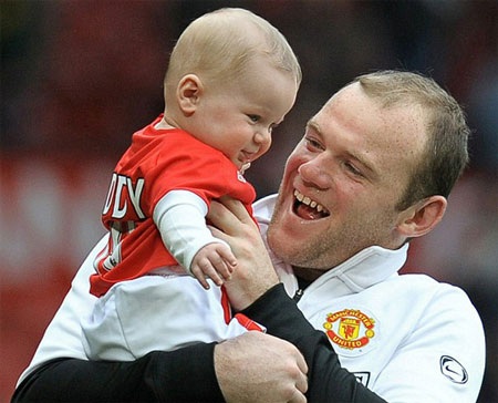 Ngôi sao của đội tuyển Anh Wayne Rooney và con trai