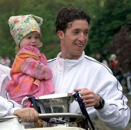 Thật không gì tuyệt hơn được bế bổng con gái trong ngày nhận cúp như Robbie Fowler