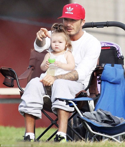 Ngoài ba con trai, cô út Haper của David Beckham cũng rất mê bóng đá.