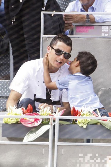 C.Ronaldo - ngôi sao của đội tuyển Bồ Đào Nha và cậu con trai rơi 3 tuổi.