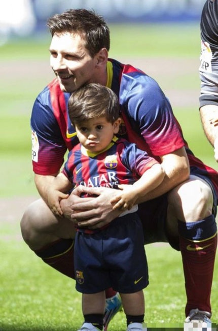 Chàng cầu thủ đào hoa và nổi tiếng Lionel Messi cùng con trai