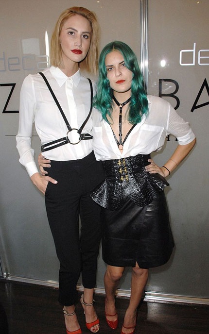 Con gái Demi Moore gây sốc với tóc màu xanh - 5 Tallulah Willis (phải) vui vẻ chụp hình kỷ niệm với những khách mời khác trong chương trình.