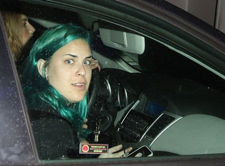 Con gái Demi Moore gây sốc với tóc màu xanh - 6 Tallulah Willis (phải) vui vẻ chụp hình kỷ niệm với những khách mời khác trong chương trình.