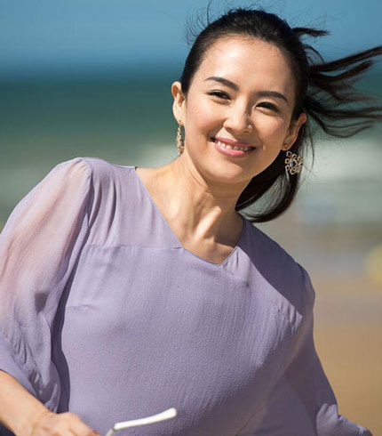 Chương Tử Di váy đỏ rực rỡ nhận giải thưởng - 17 Chương Tử Di tranh thủ đi nghỉ và chụp ảnh kỷ niệm trong thời gian ở Pháp.