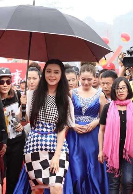 Phạm Băng Băng: Bầu bĩnh nhưng vẫn dễ thương! - 2 Dù trời đổ mưa nhưng Phạm Băng Băng vừa cầm ô vừa tươi cười vui vẻ với mọi người