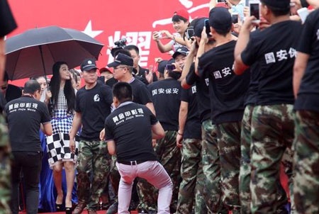 Phạm Băng Băng: Bầu bĩnh nhưng vẫn dễ thương! - 6 Rất đông người hâm mộ và lực lượng an ninh tháp tùng Phạm Băng Băng