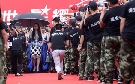 Phạm Băng Băng: Bầu bĩnh nhưng vẫn dễ thương! - 7 Thậm chí, nhiều nhân viên an ninh cũng tranh thủ lấy điện thoại để chụp hình ngọc nữ