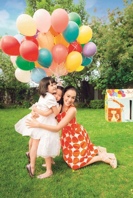 Biểu tượng gợi cảm hạnh phúc khoe hai công chúa xinh xắn