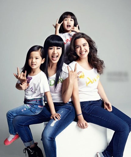 Ba mẹ con Chung Lệ Đề nổi bật bên bể bơi