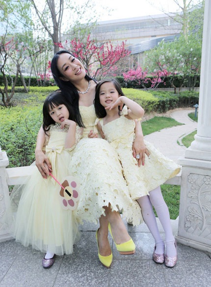 Ba mẹ con Chung Lệ Đề nổi bật bên bể bơi