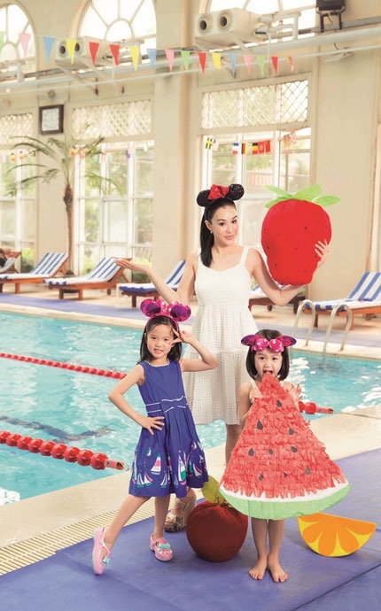 Bà mẹ ngoài tứ tuần ăn mặc trẻ trung, nhí nhảnh chẳng kém hai cô con gái nhỏ trong loạt ảnh này.