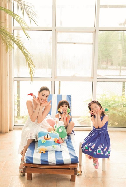 Bà mẹ ngoài tứ tuần ăn mặc trẻ trung, nhí nhảnh chẳng kém hai cô con gái nhỏ trong loạt ảnh này.