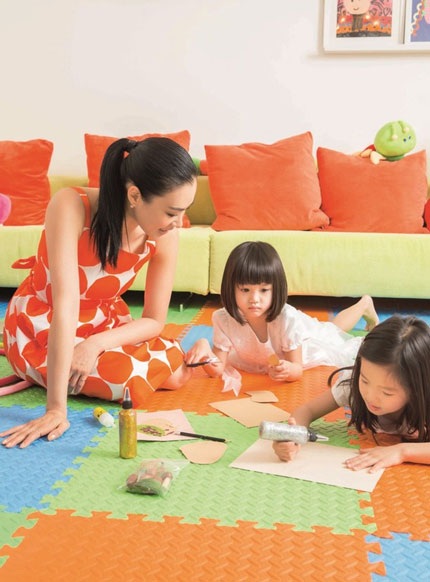 Bà mẹ ngoài tứ tuần ăn mặc trẻ trung, nhí nhảnh chẳng kém hai cô con gái nhỏ trong loạt ảnh này.