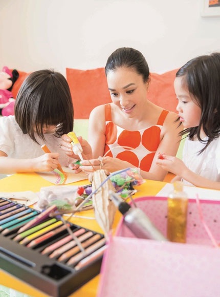 Bà mẹ ngoài tứ tuần ăn mặc trẻ trung, nhí nhảnh chẳng kém hai cô con gái nhỏ trong loạt ảnh này.