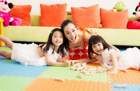 Bà mẹ ngoài tứ tuần ăn mặc trẻ trung, nhí nhảnh chẳng kém hai cô con gái nhỏ trong loạt ảnh này.