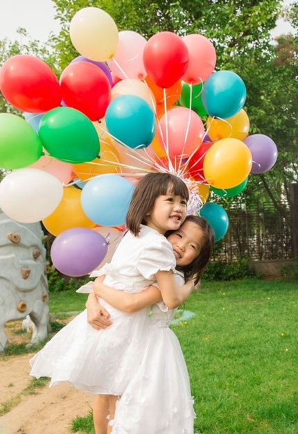 Hai bé của Chung Lệ Đề chênh nhau chưa tới 2 tuổi. 