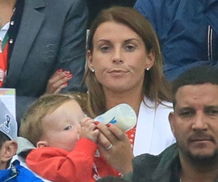 Vợ Wayne Rooney hạnh phúc và chăm chú theo dõi chồng thi đấu