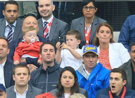 Vợ Wayne Rooney hạnh phúc và chăm chú theo dõi chồng thi đấu