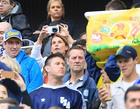 Coleen cũng tranh thủ ghi lại những khoảnh khắc đáng nhớ trong trận đấu.