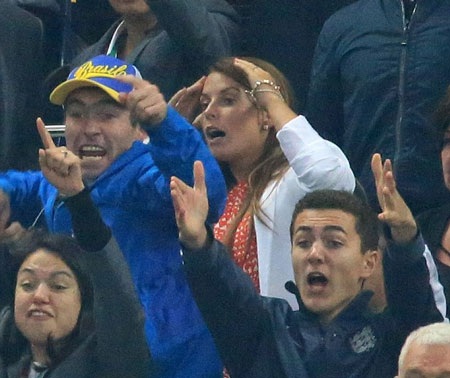 Coleen hào hứng khi thấy một tình huống có thể ăn bàn của đội tuyển Anh.