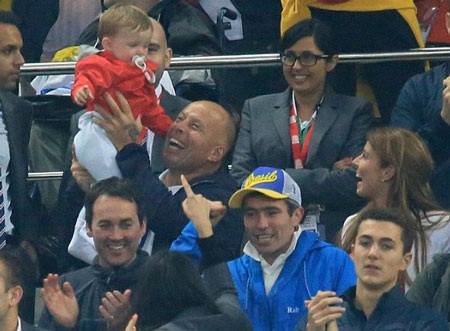 Gương mặt rạng ngời của Coleen, người bạn và các con khi đội tuyển Anh ghi bàn.