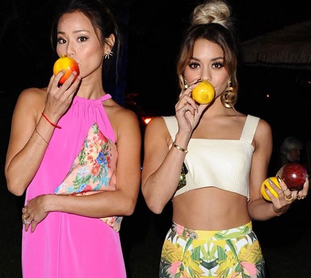 Hai cô gái xinh đẹp và khoảnh khắc dễ thương, đáng yêu