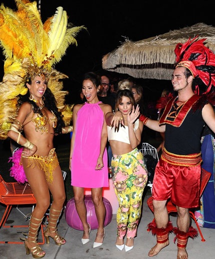 Vanessa nhảy múa cùng các vũ công tại festival