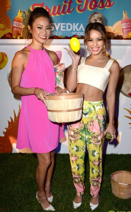 Hai cô gái xinh đẹp và khoảnh khắc dễ thương, đáng yêu