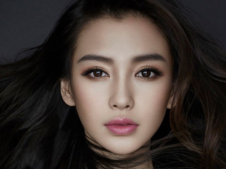 Cận cảnh gương mặt như búp bê của Angelababy