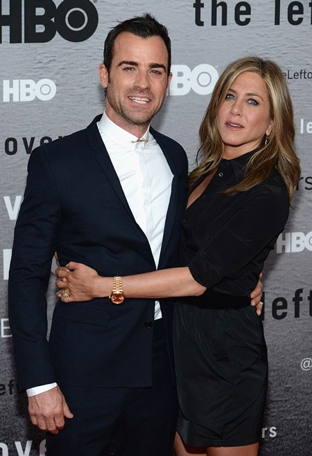 Ngôi sao của Những người bạn trông rất hạnh phúc khi ở bên chàng bạn trai điển trai, hấp dẫn.