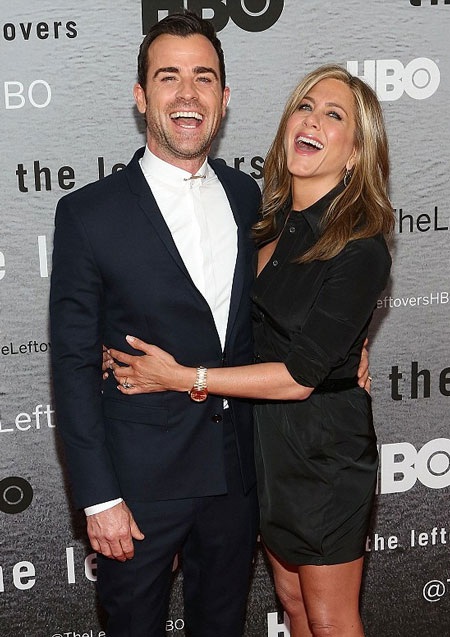 Ngôi sao của Những người bạn trông rất hạnh phúc khi ở bên chàng bạn trai điển trai, hấp dẫn.