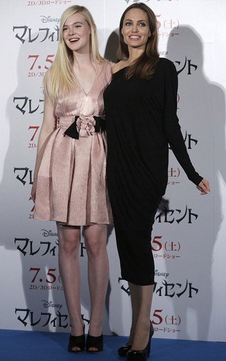 Ngày 24/6, Angelina Jolie và Elle Fanning tiếp tục sánh đôi tại một sự kiện khác ở Tokyo.