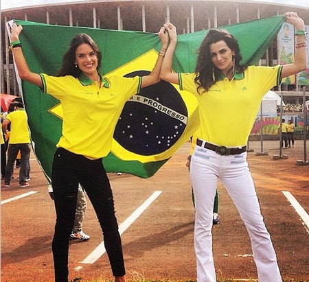 Alessandra Ambrosio và Fernanda Motta có mặt tại trận đấu giữa Brazil và Cameroon.