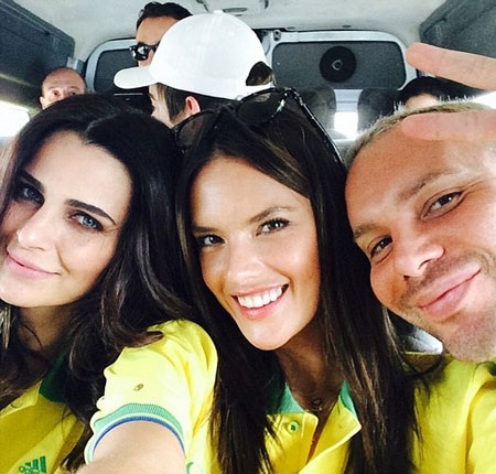 Các chân dài Brazil đều là fan của môn thể thao vua.