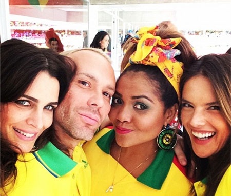 Các người đẹp liên tục hò hét và cổ vũ đội tuyển quốc gia