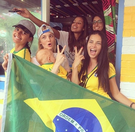 Adriana Lima cũng ăn mừng chiến thắng của Brazil với siêu mẫu Carol Trentini và Emanuela De Paula.