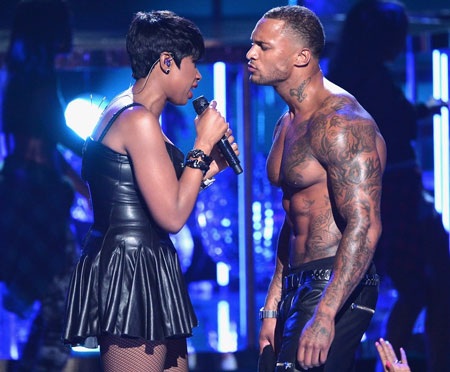 Jennifer Hudson tình tứ bên chàng vũ công lực lưỡng - 2 Jennifer Hudson trình diễn ca khúc