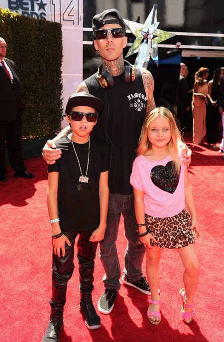 Tay trống nổi tiếng Travis Barker đến dự cùng hai con