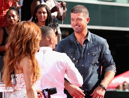 Robin Thicke với phong cách thời trang bụi bặm quen thuộc