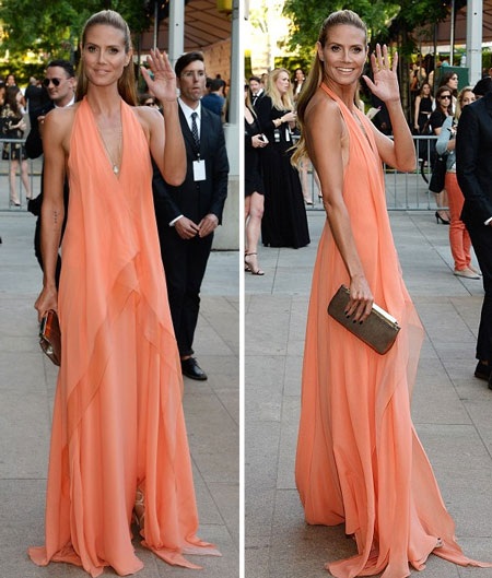 Bà mẹ bốn con tự tin với váy rủ không nội y