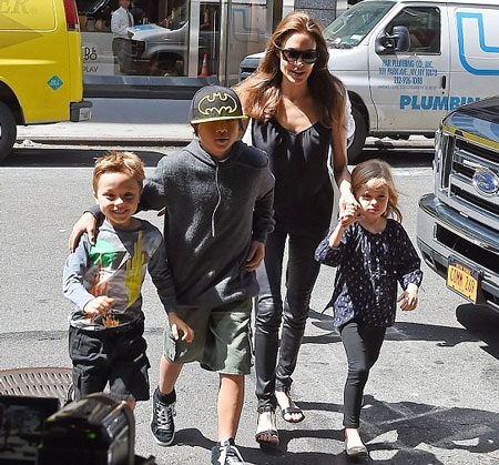 Angelina Jolie thú nhận rằng, công việc yêu thích của cô là làm đạo diễn và các hoạt động xã hội.