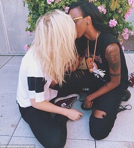 Rất nhiều lần, Ireland và Angel khoe ảnh khóa môi trên trang cá nhân.