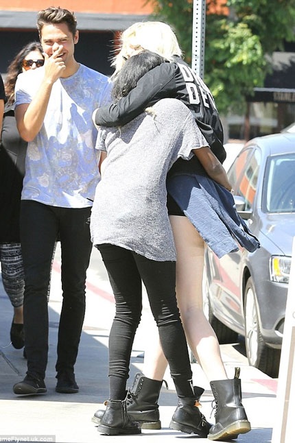 Ireland và Angel ôm hôn thắm thiết trước mắt bạn bè.