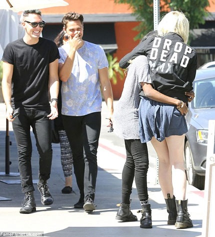 Cặp đôi diễn cảnh tình tứ trước mắt bạn bè.